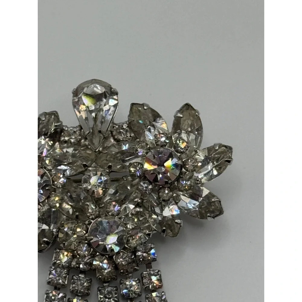 Vintage Clear Rhinestone Flower Dangle Brooch‎ Pin Silver Tone Unsigned